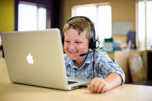 child taking online test.